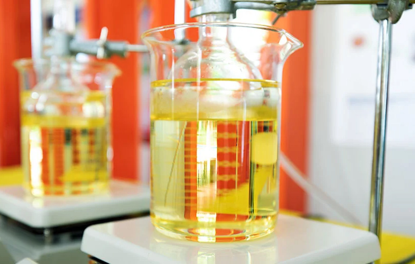 Zwei mit Biodiesel gefüllte Glasbehälter im Labor