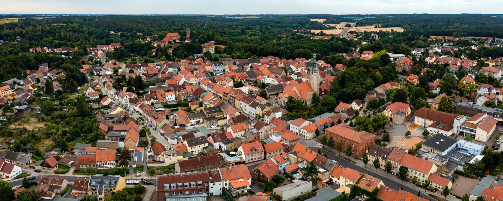 Luftaufnahme der Stadt Bad Belzig mit Blick über Bäume und Innenstadt