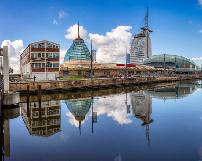 Blick übers Wasser auf das Stadtviertel Havenwelten mit Klimahaus in Bremerhaven