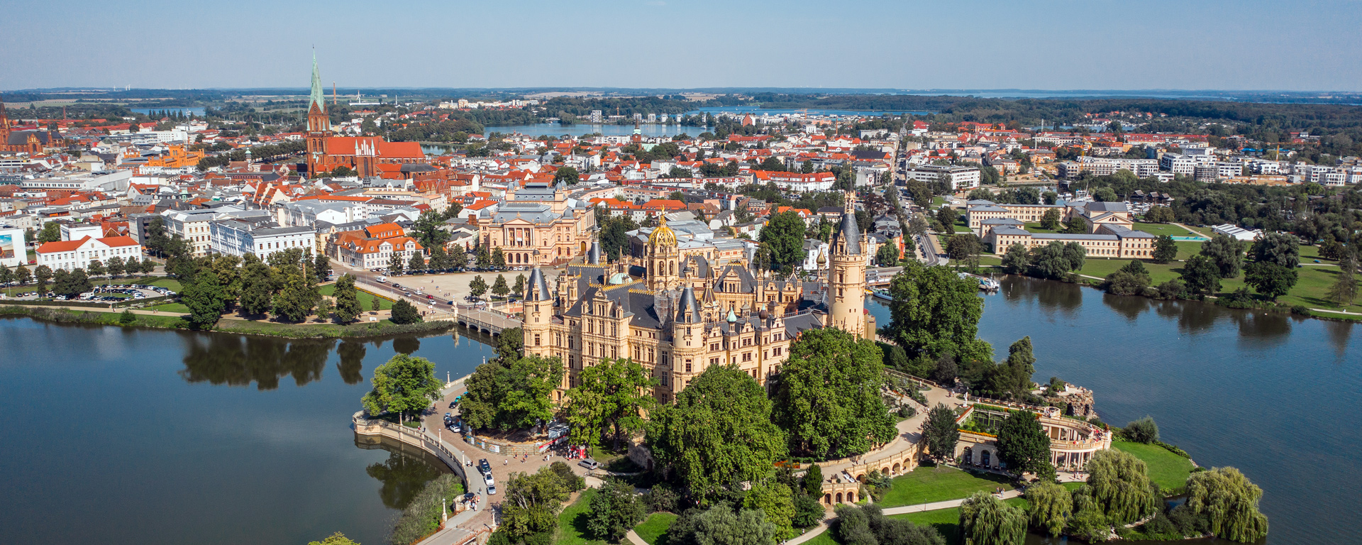 Blick aus der Luft auf das Schloss Schwerin und die dahinterliegende Innenstadt