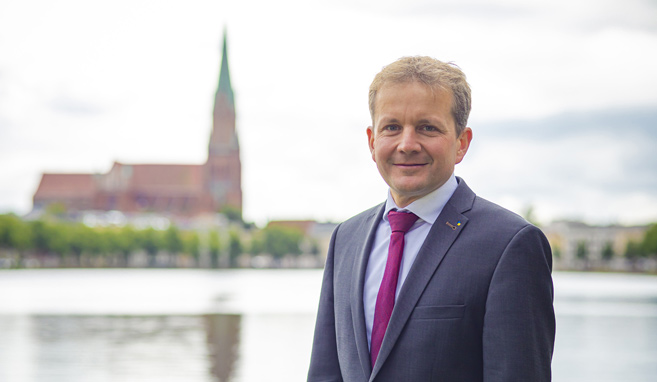 Porträtbild von Dr. Rico Badenschier, Bürgermeister der Stadt Schwerin