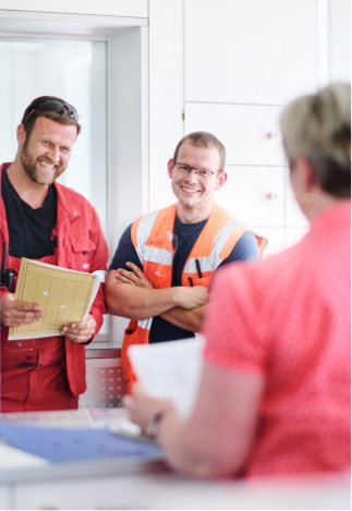 Zwei Mitarbeitende im Labor einer Anlage von REMONDIS.