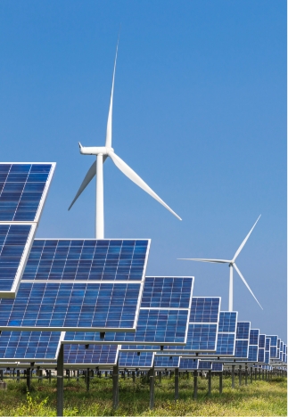 Photovoltaikanlage und Windturbinen auf einem Feld.